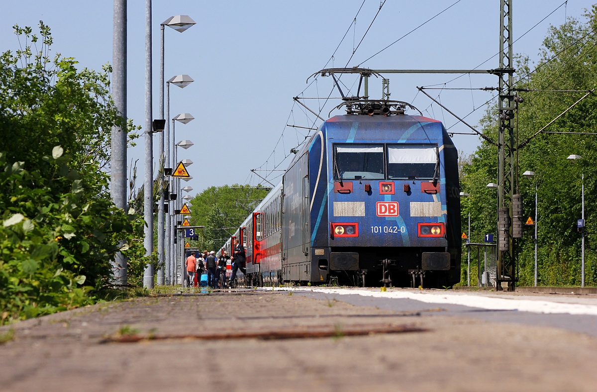DB 101 042-0  ECO  mit dem IC 2407 nach Köln aufgenommen beim Halt in Schleswig. 05.06.2015