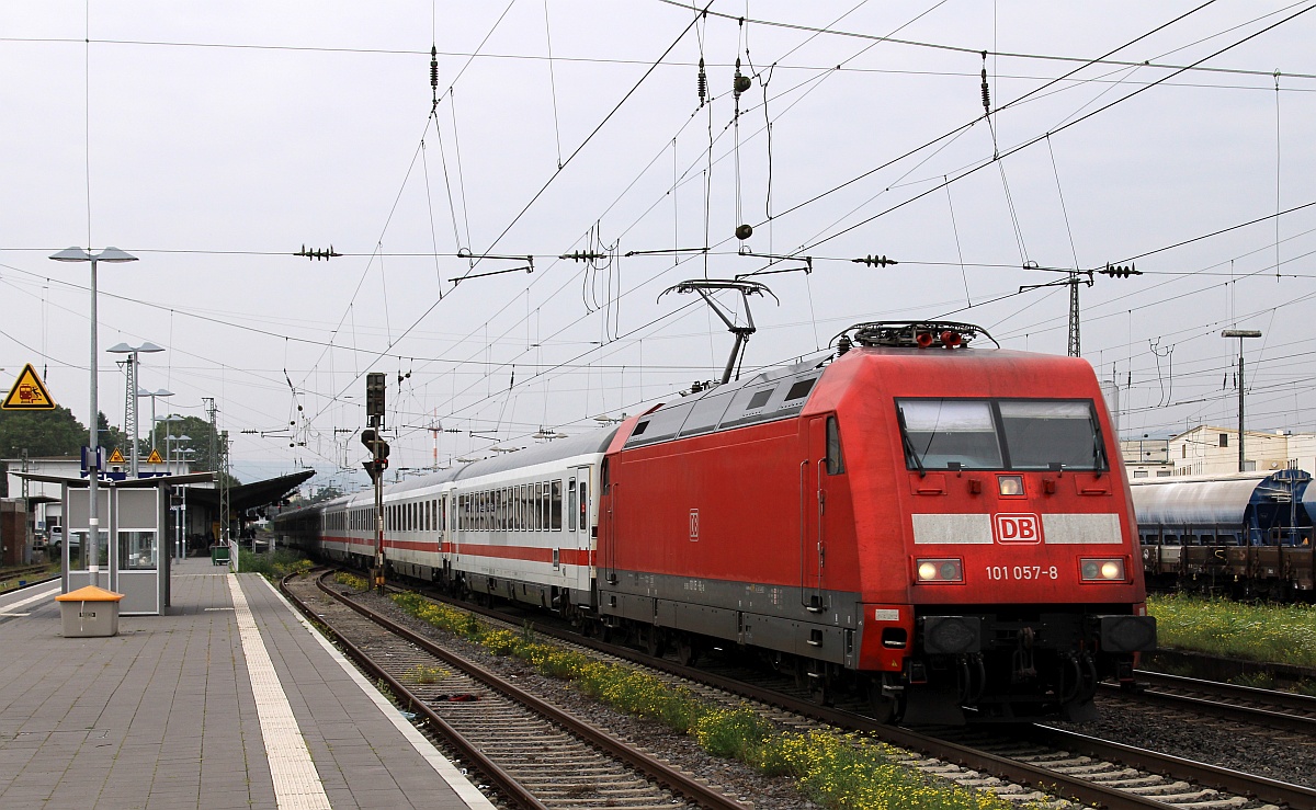 DB 101 057-8 mit umgeleitetem IC Richtung Koblenz. Neuwied 17.09.2021