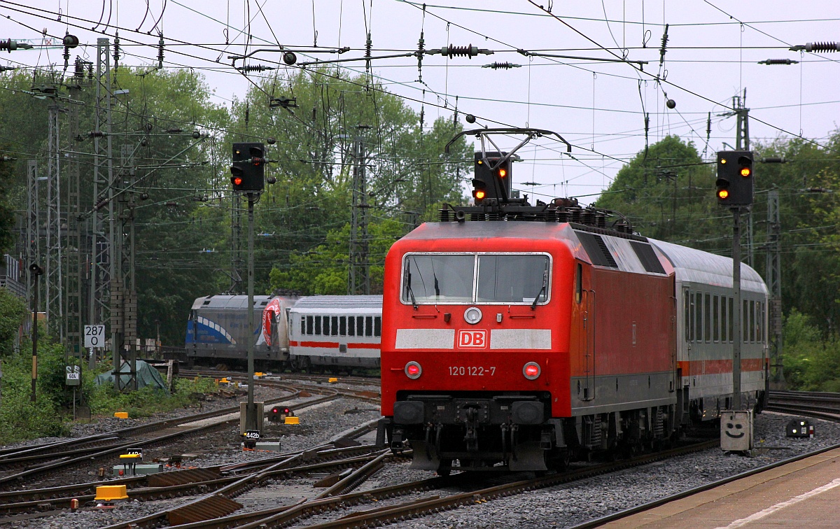 DB 101 060-2 und 120 122-7 verlassen hier mit dem IC den Hamburger Hauptbahnhof Richtung Hamburg-Altona. 30.05.2015