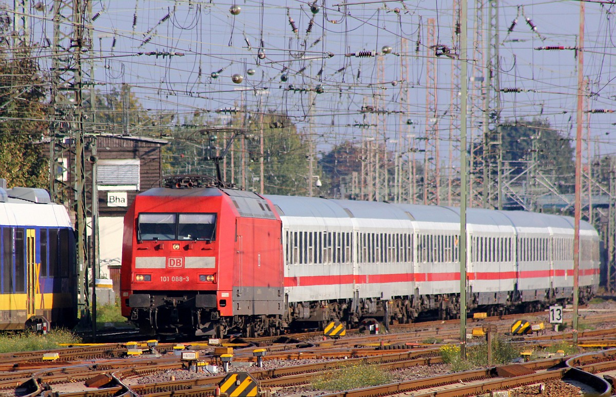 DB 101 088-3 hat hier mit dem IC 2410 nach Flensburg Einfahrt in Bremen. 02.10.2015