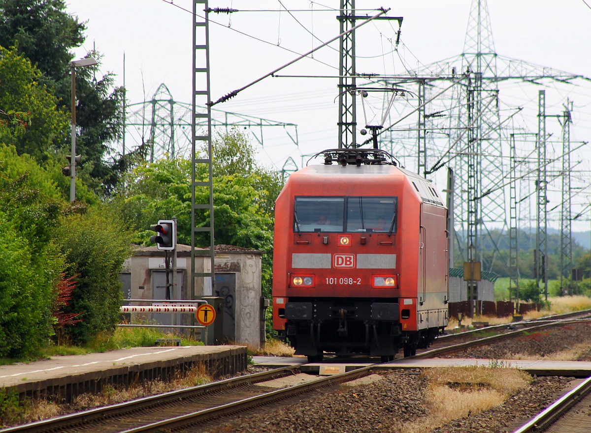 DB 101 098-2 als LZF 48032 auf dem Weg nach Flensburg um dort einem IC Schadwagen abzuholen. 03.07.2014