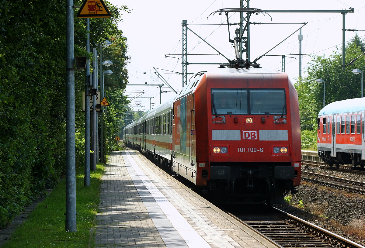 DB 101 100  Tessin  und die am Zugende die nicht zu sehende 120 134 rauschen hier mit dem LPF 78082 nach Flensburg durch Schleswig. 03.07.2015