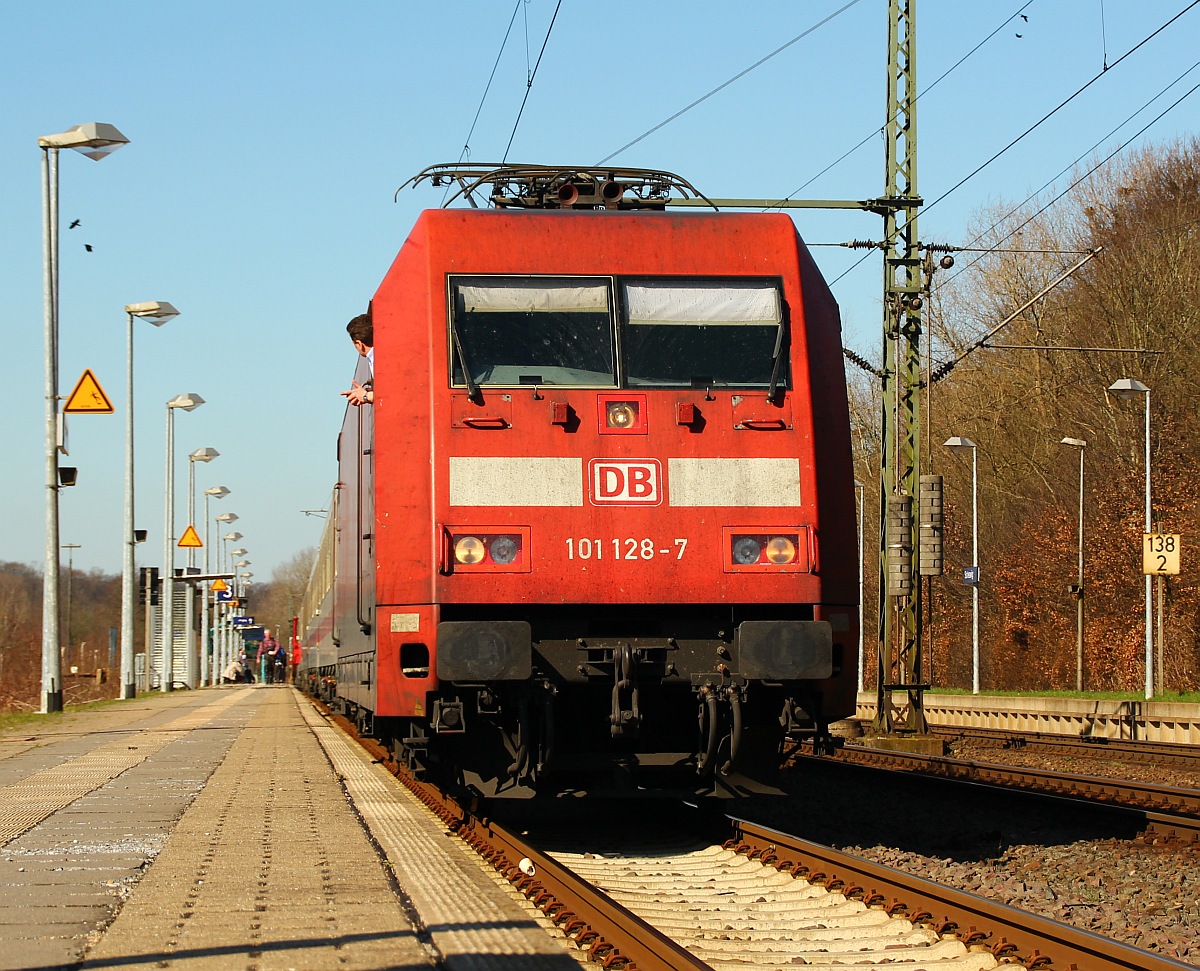 DB 101 128-7 mit dem IC 1981 nach Berlin Südkreuz. Schleswig 23.03.2012