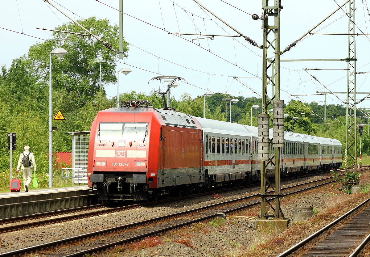 DB 101 138-6 mit dem IC 1981 nach München festgehalten bei der Einfahrt in Schleswig. 26.06.2015