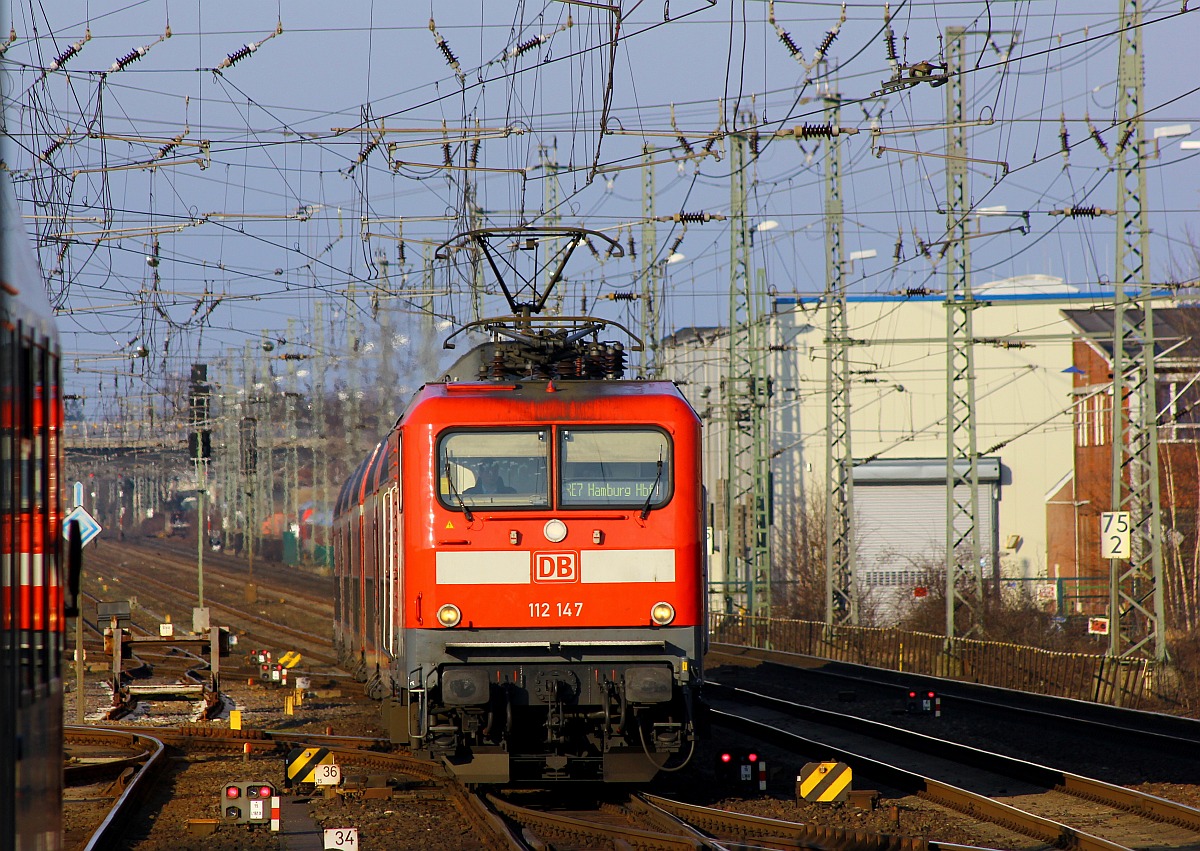 DB 112 147(REV/LD X/30.09.15)hat hier mit dem RE7 aus Flensburg kommend Einfahrt in Neumünster und wird weiter Richtung Hamburg Hbf fahren. 17.02.2016