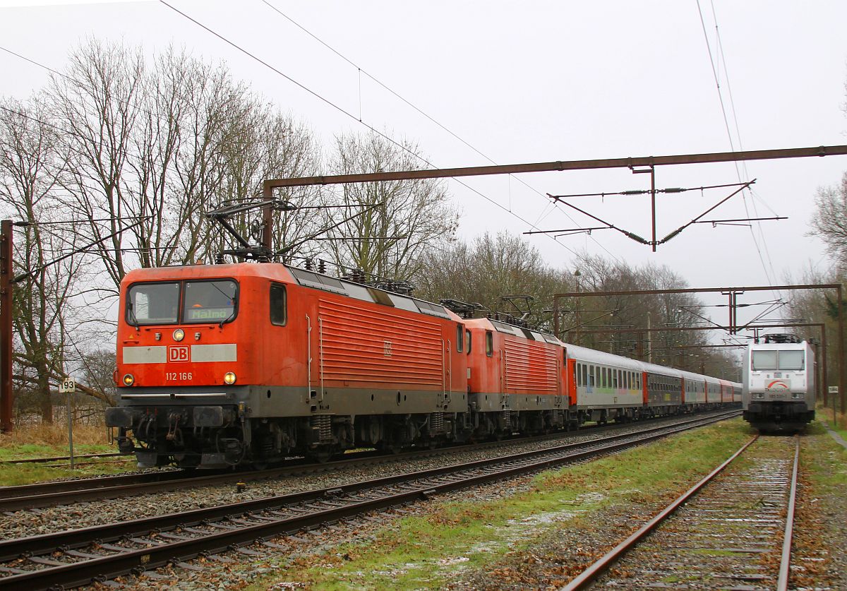 DB 112 166 + WFL 112 159 vor dem D 304 Innsbruck - Malm� Central bei der Einfahrt in den Grenzbahnhof Pattburg/Padborg, rechts wartet die TXL 185 531 auf ihre R�ckleistung, 05.02.2023