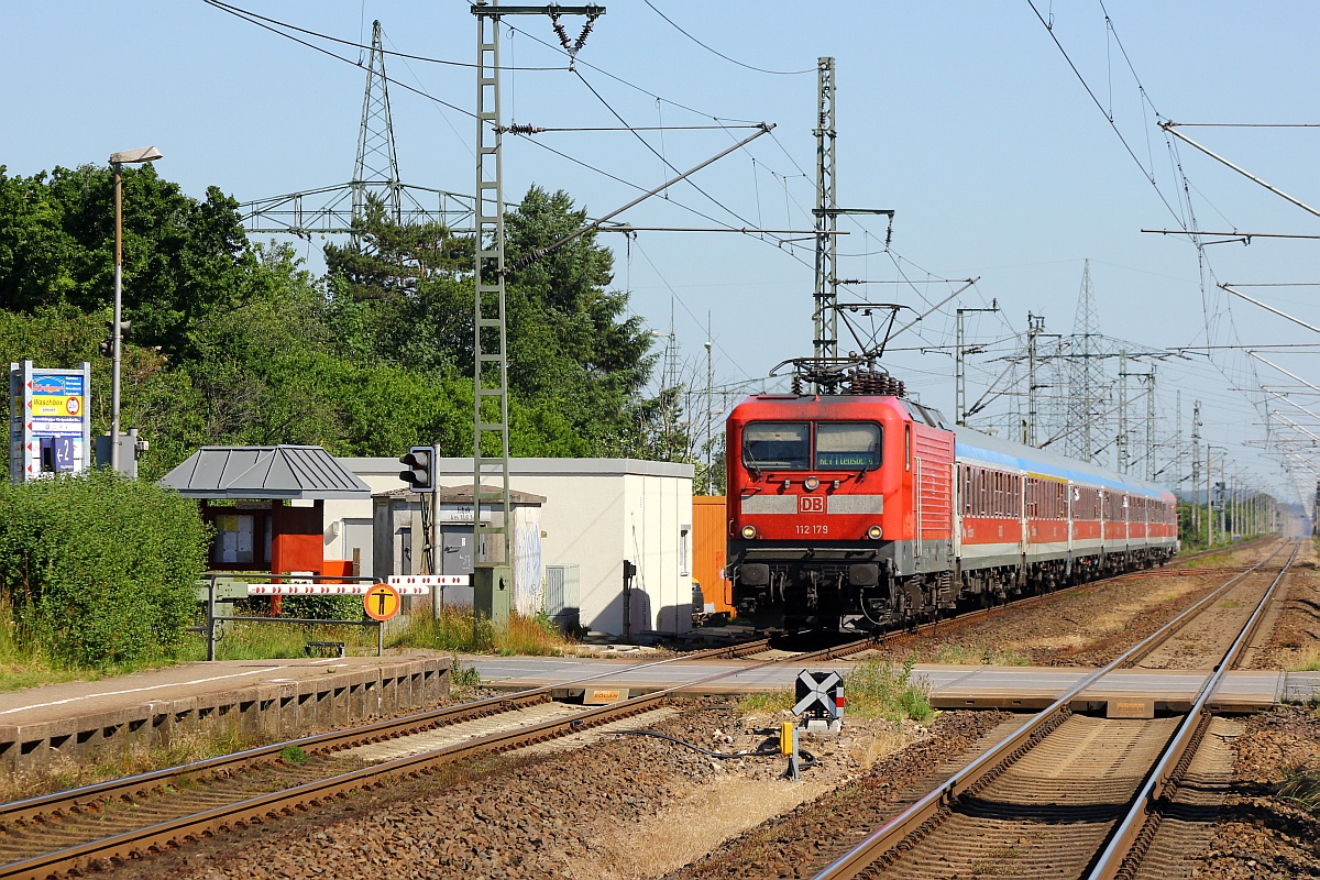 DB 112 179 rauscht hier mit SH-Express/RE 7 aus Hamburg kommen durch Jübek. 02.07.2015