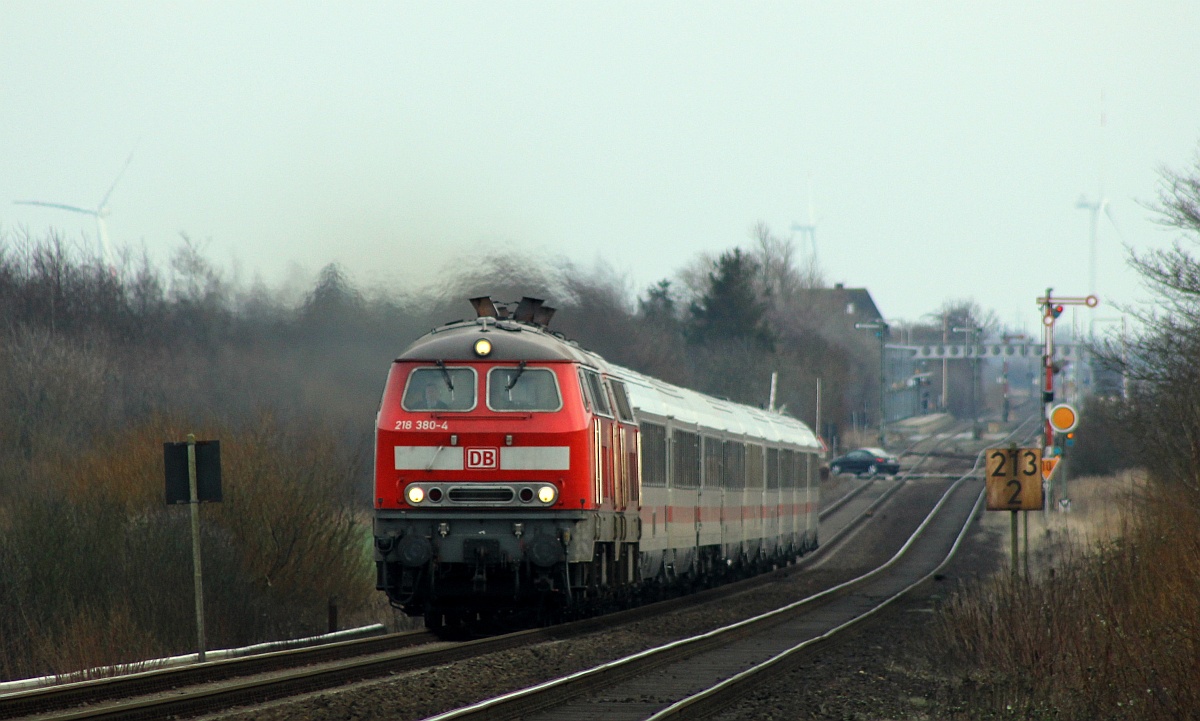DB 1218 340-8 mit Schwesterlok und IC nach Westerland. Klanxb�ll/Dreieckskoog 08.01.2017 