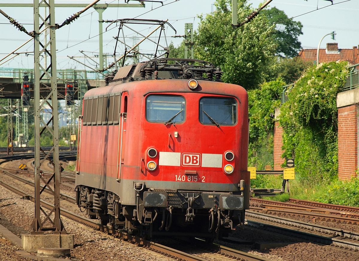 DB 140 815-2 fährt hier bei wunderbar warmen Wetter durch HH-Harburg. 08.07.2011(üaVinG)