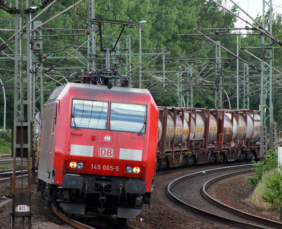DB 145 005-5 rumplet hier mit einem  Bertschi  am Haken durch Hamburg-Harburg. 06.07.2015