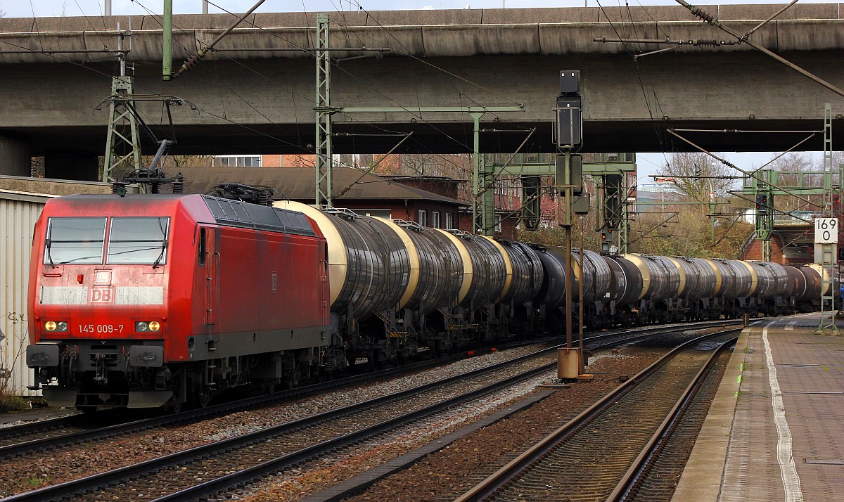 DB 145 009-7(Unt/LD X/13.03.14)knattert hier mit einem langen �ler durch HH-Harburg. 01.04.2015 (04800)