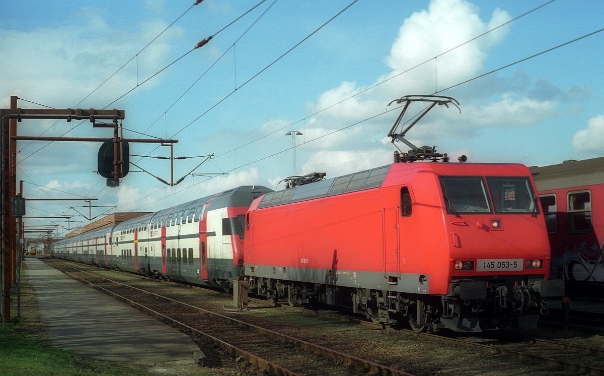 DB 145 053-5 mit SBB Dosto_Zug der zu Testzwecken in Dänemark weilte. Pattburg/Padborg 12.04.2001 (Bearb: M.Steiner, (C) D.Schikorr)