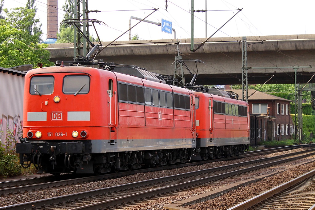 DB 151 036-1 und 125-2 haben ihren Faals Leerzug am Hansa-Port abgestellt und rumpeln nun gemütlich nach Maschen. HH-Harburg 06.08.2013