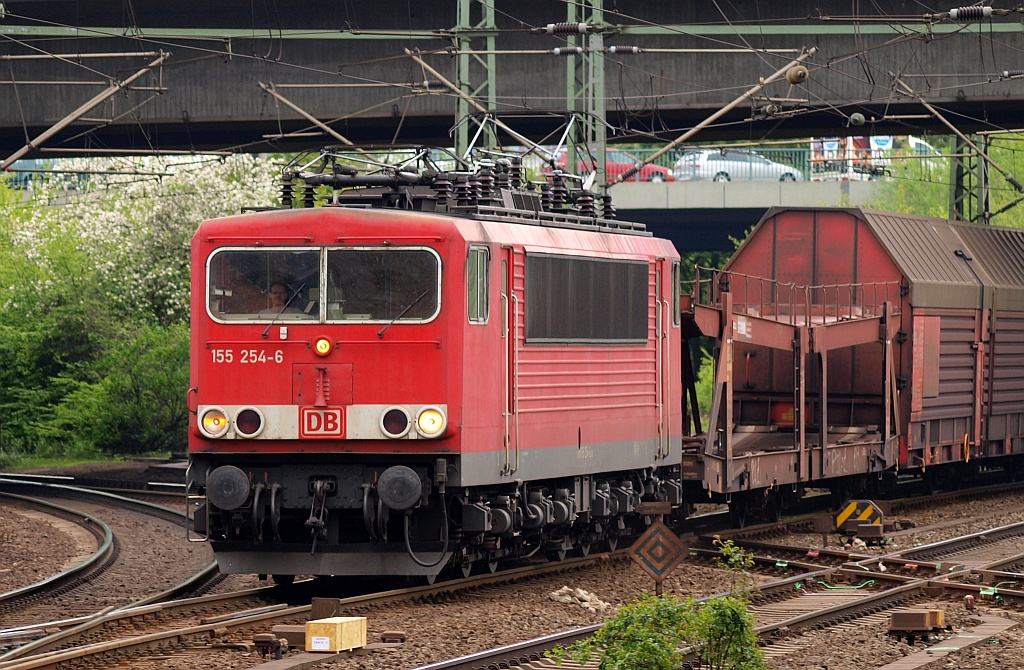 DB 155 254-6 mit Misch-Gz rumpelt hier durch HH-Harburg. 05.06.2010