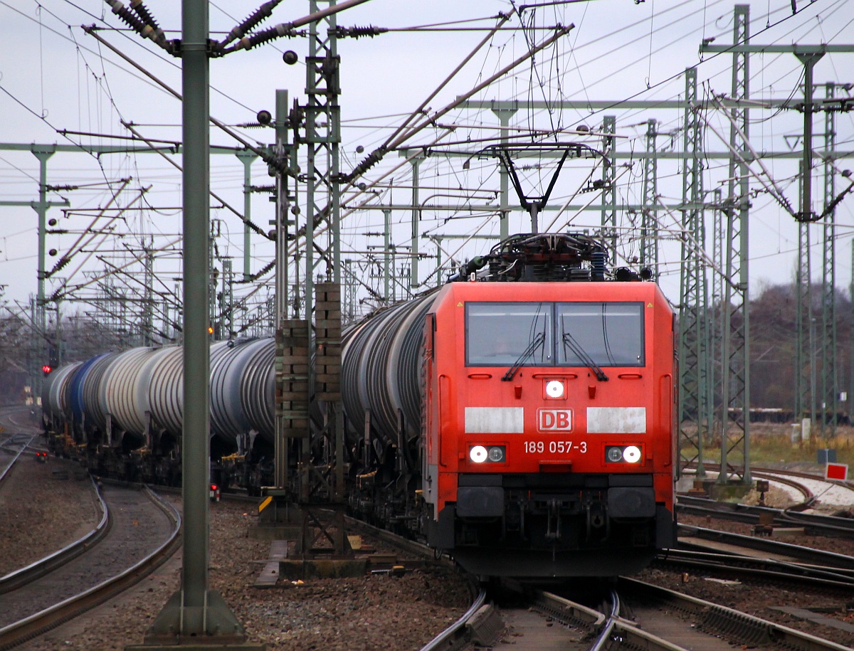 DB 189 057-3 schlängelt sich hier mit einem Öler durch HH-Harburg. 30.11.2013