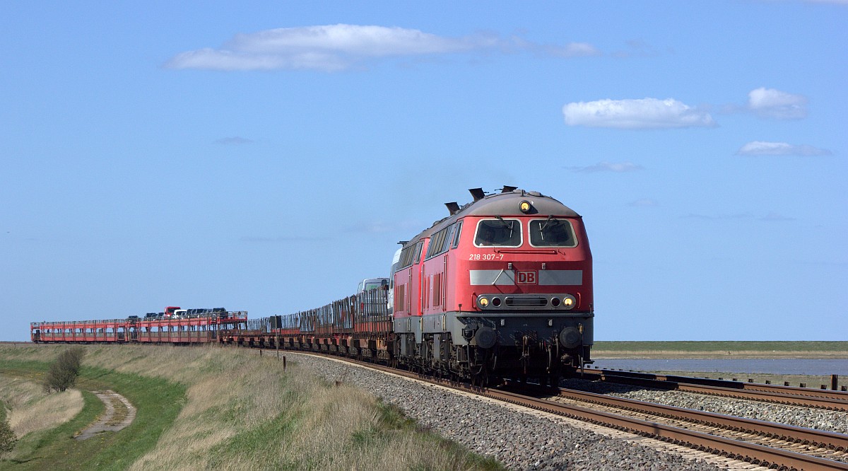 DB 218 307 und 345 mit SyltShuttle nach Nieb�ll, Standort Wiedingharder Neuer Koog. 19.04.2020