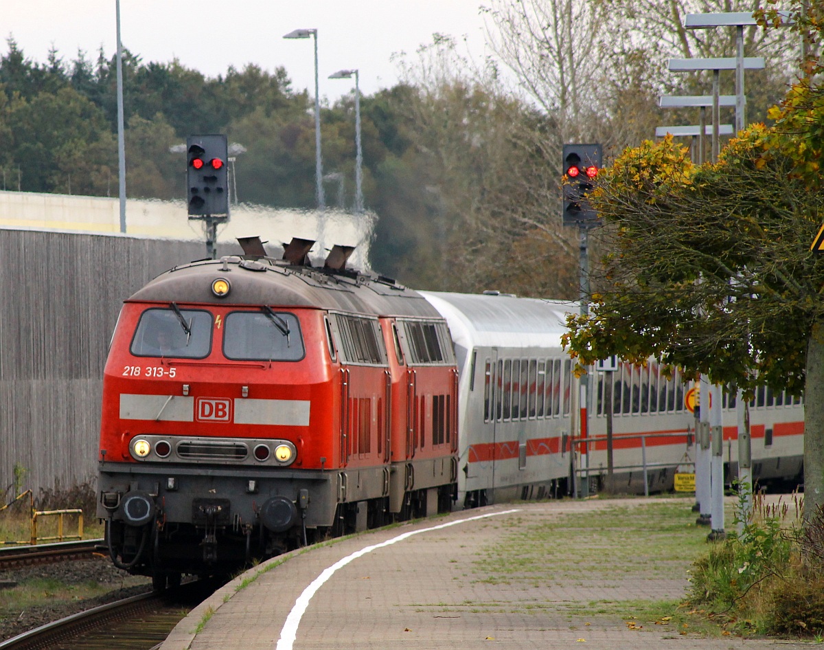 DB 218 313-5 hat hier mit einer Schwestermaschine und einem IC am Haken Einfahrt in den Bhf Husum. 19.10.2013