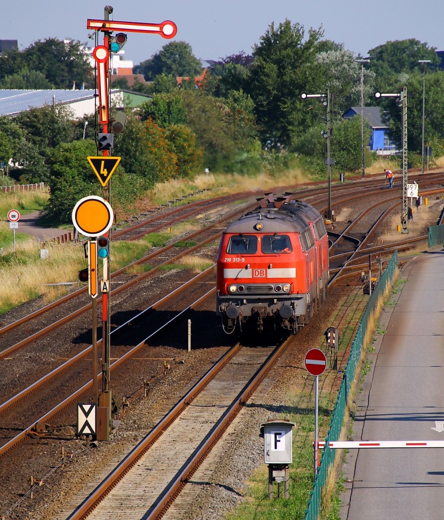 DB 218 313-5 mit Schwesterlok steht hier am Esig in Niebüll, Aufnahmeort Brücke an der Autoverladung, Niebüll 22.07.14