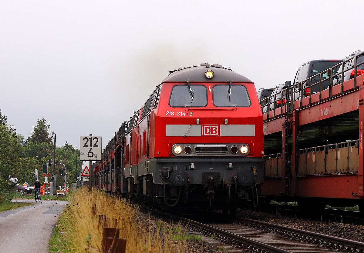 DB 218 314-3 und 397-8 mit AZ nach Westerland und lautstarkem Auftritt kurz hinter dem Bhf Klanxbüll um die leichte Steigung Richtung Hindenburgdamm in Angriff nehmen zu können. Klanxbüll 25.07.2015