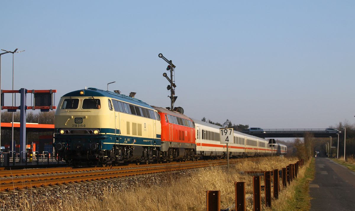 DB 218 315 befördert erstmalig nach ihrer Umlackierung in blau-beige am 25.02.2025 im AW Cottbus zusammen mit der vr 218 322 den IC 2310 nach Westerland/Sylt, hier aufgenommen am Einfahrtsignal von Niebüll am 06.03.2025. 