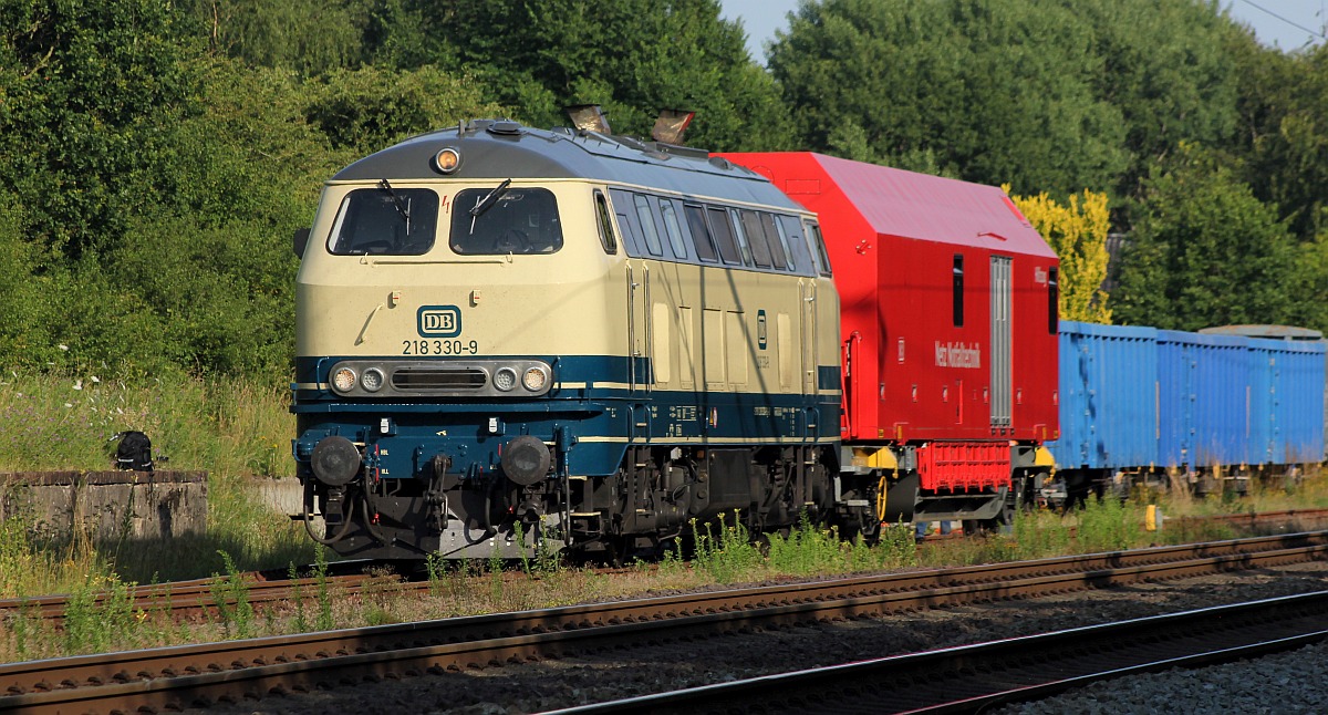 DB 218 330-9, REV/BCS X/25.02.22 mit Neum�nsteraner Netz Notfalltechnikwagen in J�bek 19.07.2022 (jpeg)