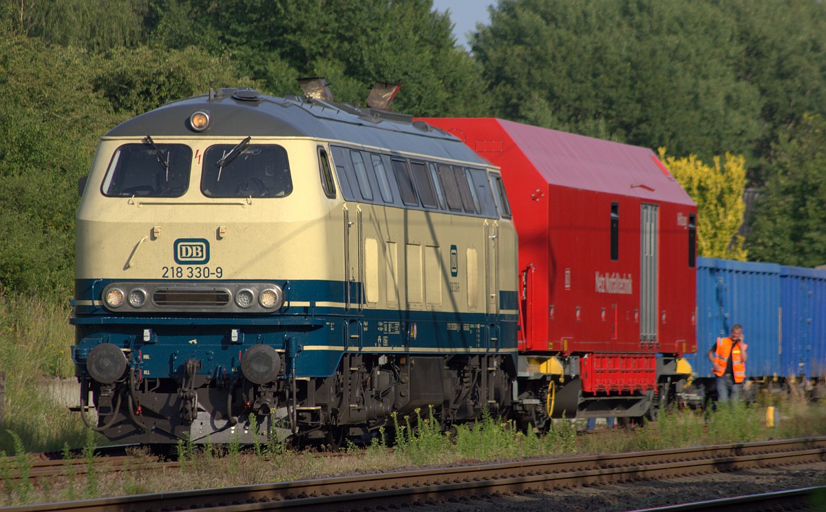 DB 218 330-9, REV/BCS X/25.02.22 mit Neum�nsteraner Netz Notfalltechnikwagen in J�bek 19.07.2022 (Raw)