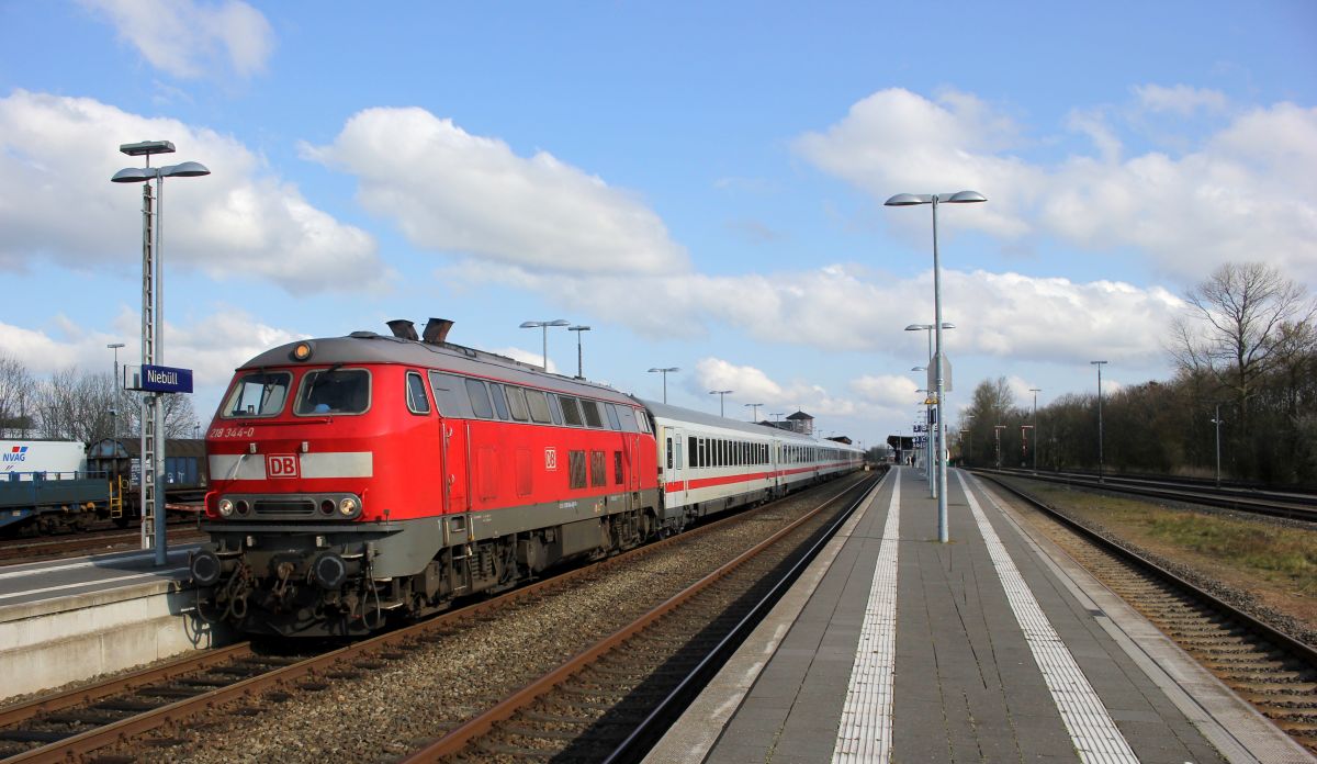 DB 218 344 mit IC 2311 Nieb�ll 13.04.2019