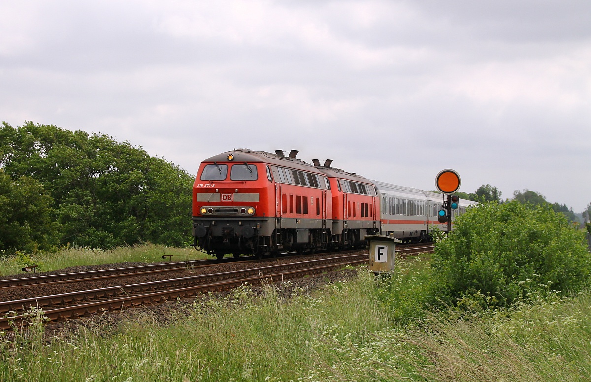 DB 218 371-3 und 363-0 dieseln hier Lautstark mit ihrem IC �ber die Marschbahn Richtung Nieb�ll, aufgenommen an einem B� zwischen Langenhorn und Bargum. 31.05.2014 (03800)