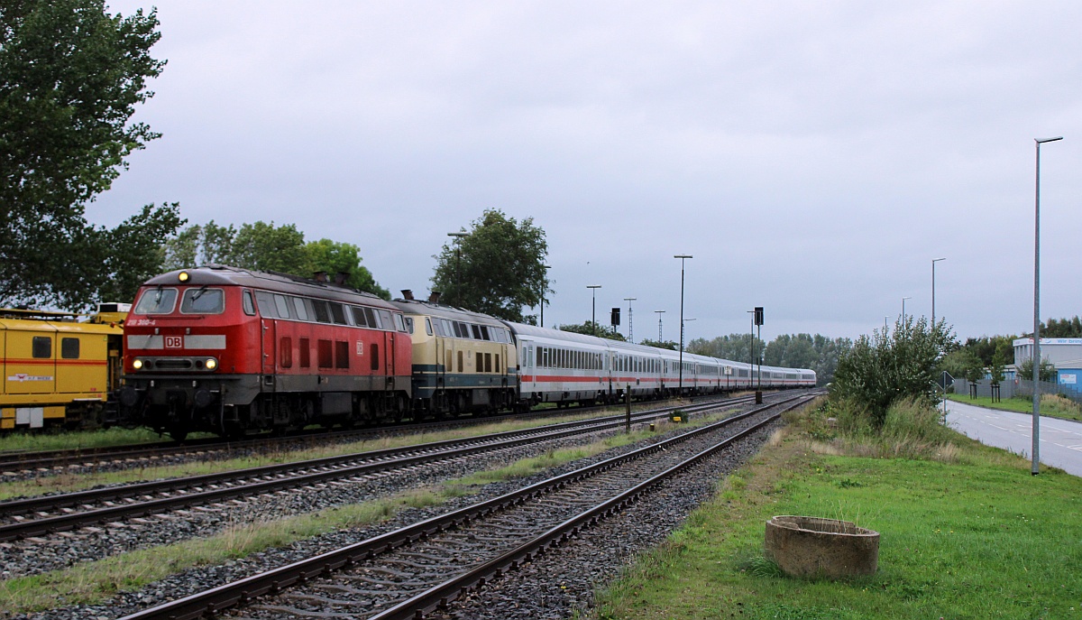 DB 218 380 und RPRS 218 489 mit IC 2311 Einfahrt Husum. 03.10.2021