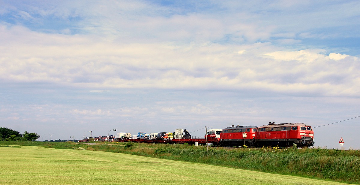 DB 218 385-3 und 390-3 mit SyltShuttle gen Niebüll. Lehnshallig 13.07.2022