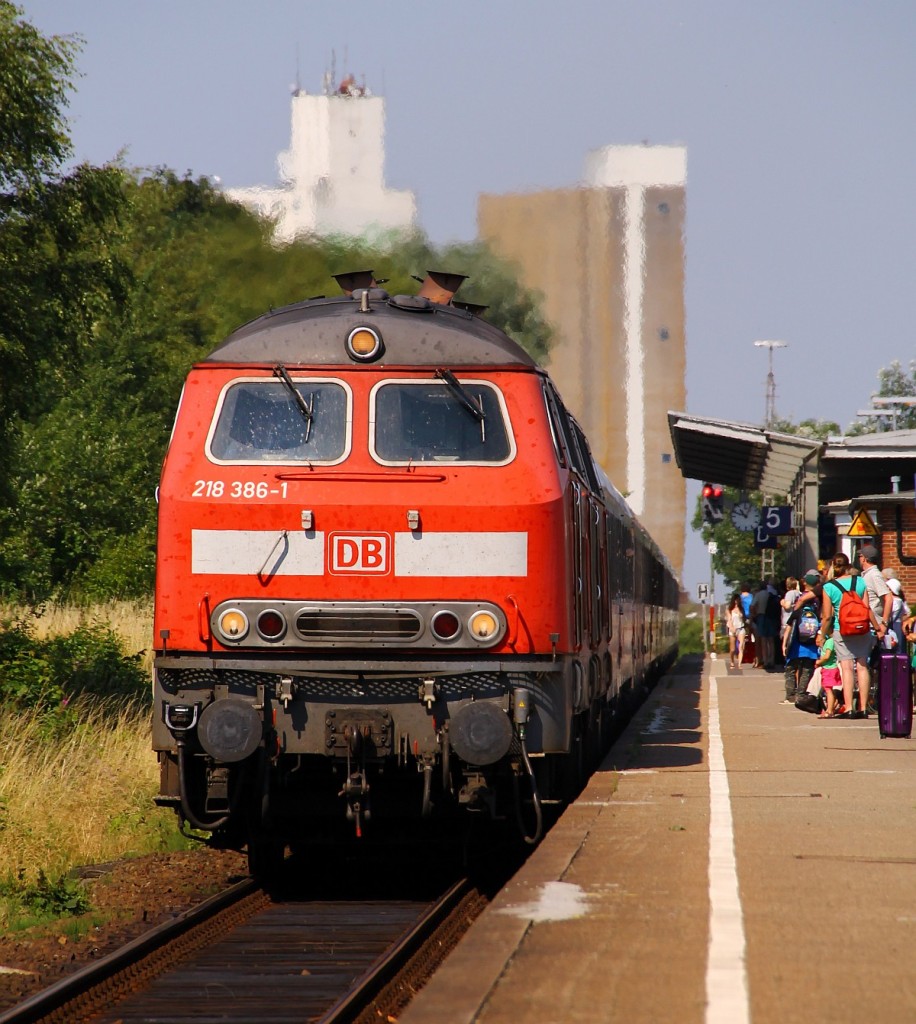 DB 218 386-1 und 836-5(ex 388-7)mit dem IC 2311 bei der Abfahrt im Bhf Husum. 19.07.2014