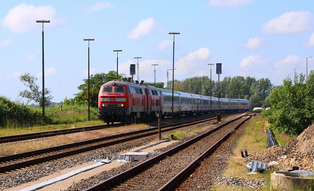 DB 218 421 und 397 mit IC 2077 nach Hamburg-Altona. Südermarsch 12.06.2022