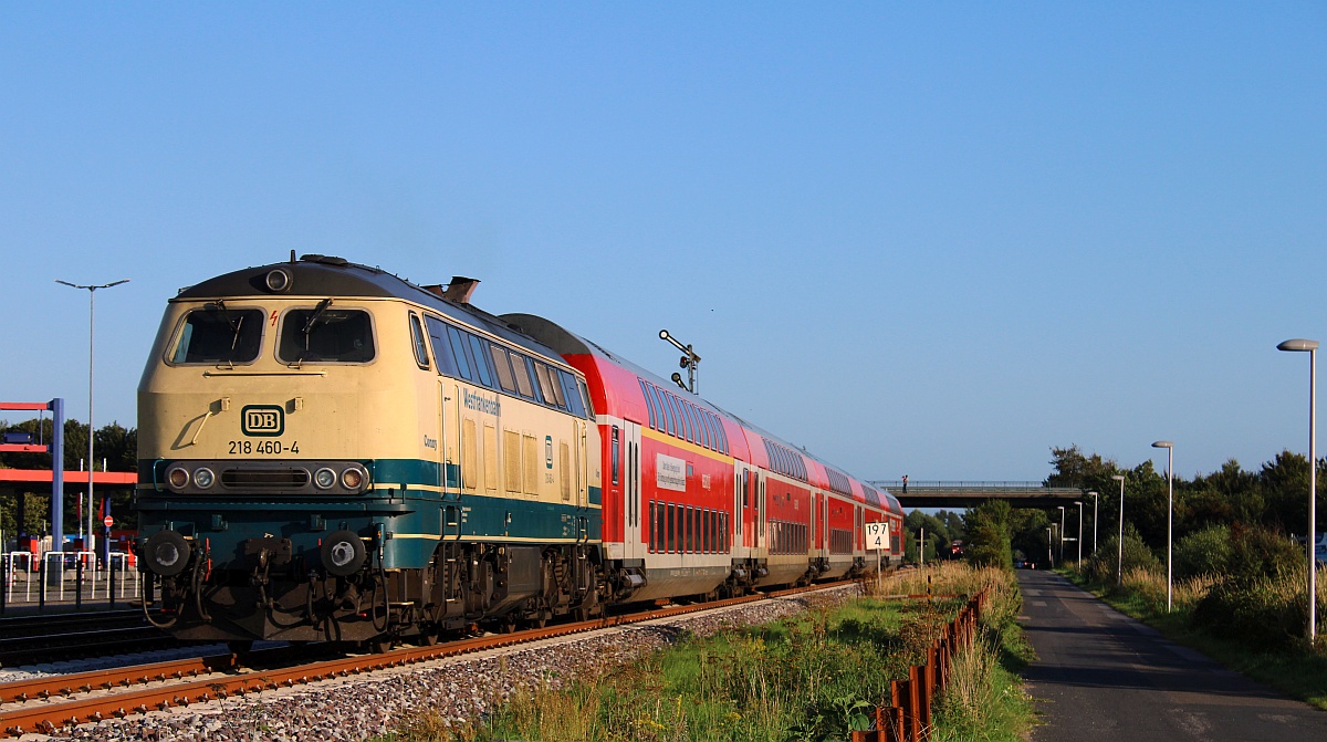 DB 218 460-4  Conny  schiebt ihren Dosto Leih Park als RE6 nach Hamburg. Ausfahrt Niebüll 01.09.2021