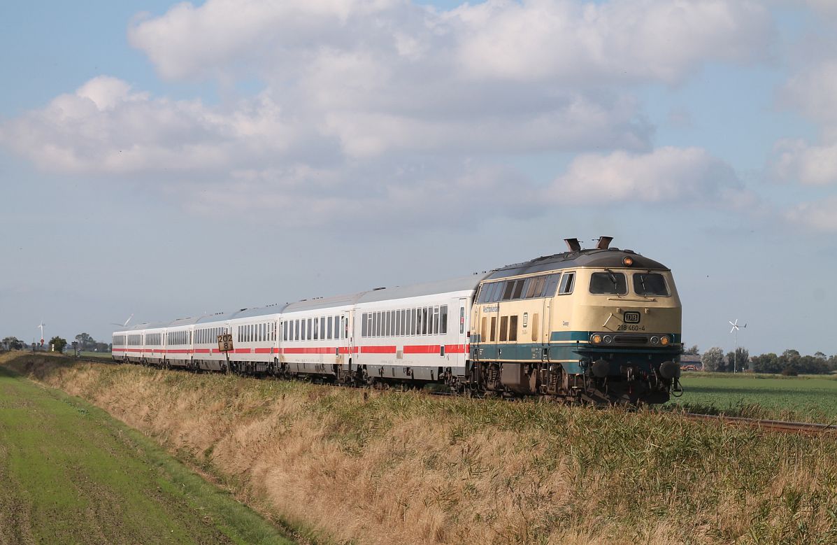 DB 218 460  Conny  bef�rdert ohne Hilfe den IC 2215 von Westerland/Sylt bis Itzehoe, hier aufgenommen am B� Tringel kurz vor Nieb�ll 08.10.2021