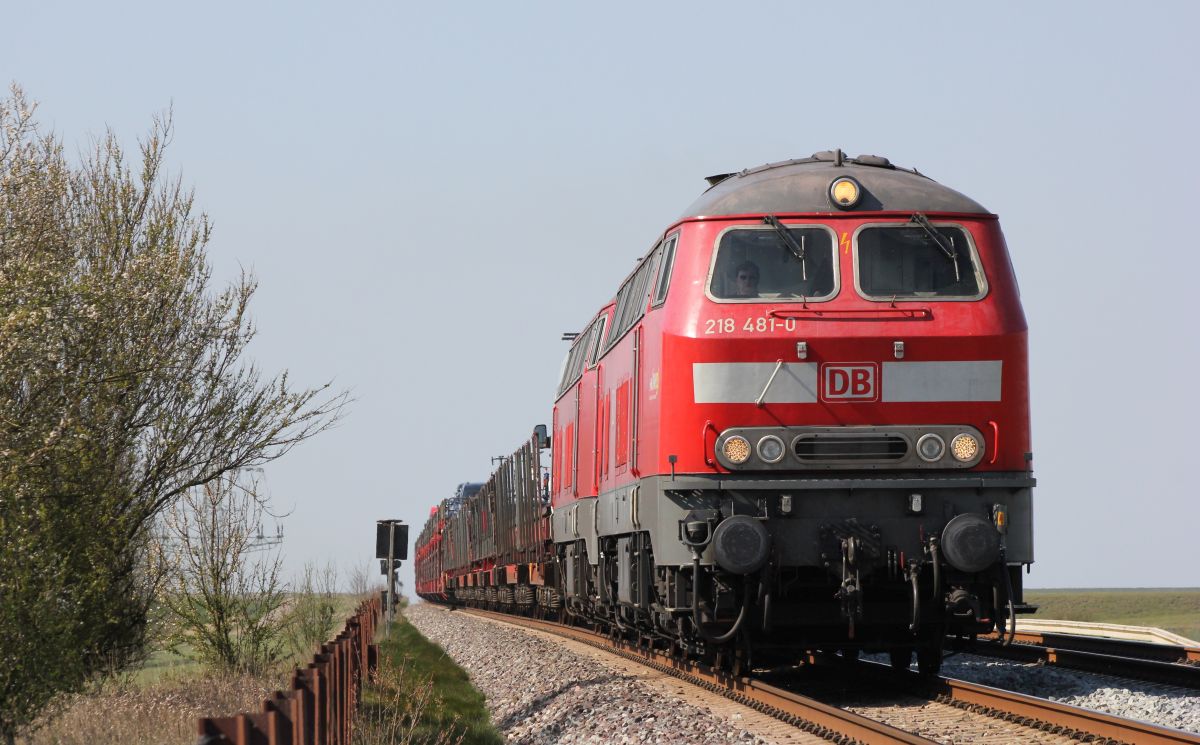 DB 218 481 + 833 mit SyltShuttle nach Nieb�ll Dreieckskoog 19.04.2019
