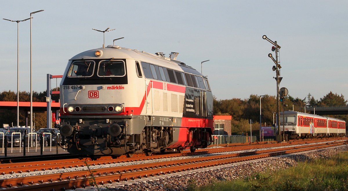 DB 218 497-1, REV/BCS X/28.05.21, Einfahrt Nieb�ll am 09.10.2021 