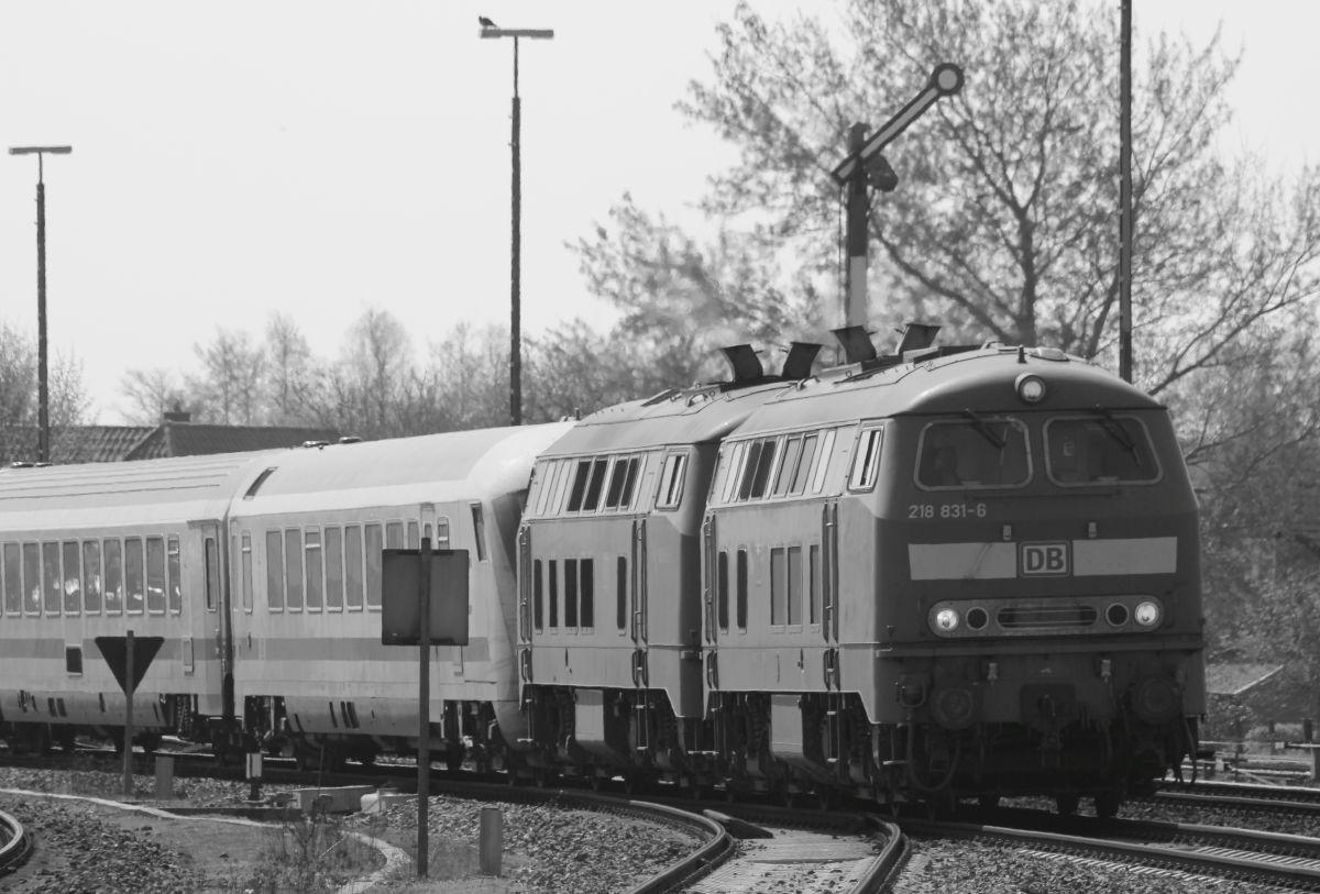 DB 218 831 und 473 mit IC 2314 Nieb�ll 19.04.2019