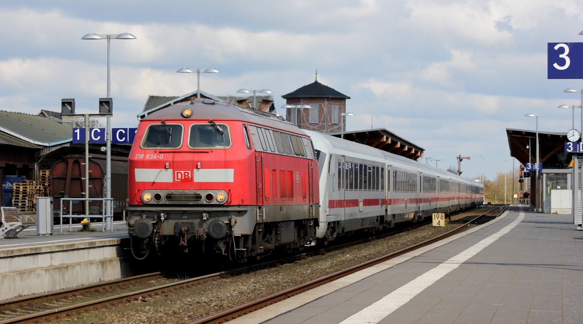 DB 218 834-0(ex DB 218 367) mit IC 2375 Nieb�ll 13.04.2019