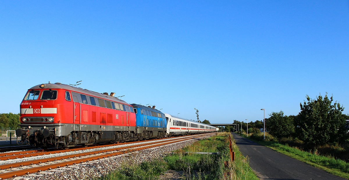 DB 218 836 und PRESS 218 054 mit dem IC 2374 EInfahrt Nieb�ll 01.09.2021 (10000)