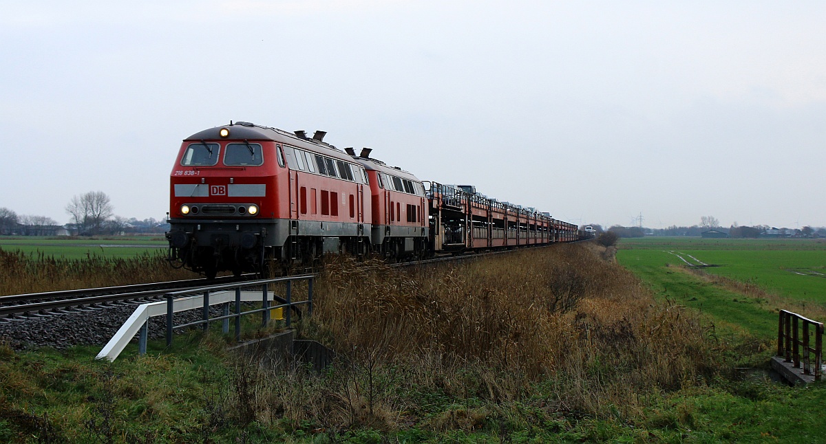 DB 218 838-1 und 322-6 mit SyltShuttle nach Westerland. Bü Triangel 27.11.2021