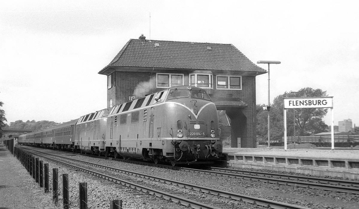 DB 220 014-5 + 051 Flensburg mit D 331 05.06.1981