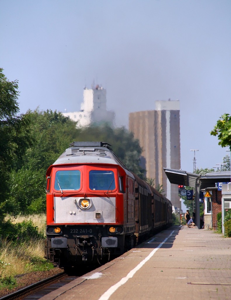 DB 232 241-0 mit Umleiter nach Hamburg bei der Durchfahrt in Husum festgehalten. 19.07.2014
