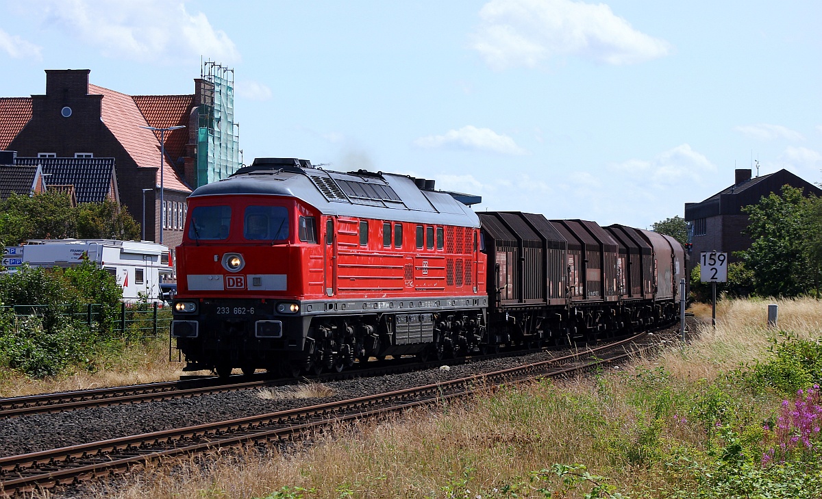 DB 233 662-6(REV/BCS X/23.12.13)auf dem Weg nach Dänemark hier festgehalten am Stellwerk Husum Nord. 18.07.2015