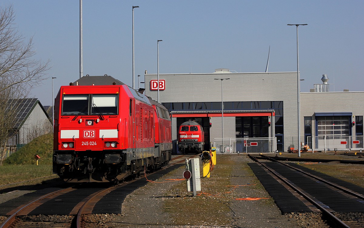 DB 245 024-5(REV/FKR X/22.03.16) und dahinter die 218 344-0(REV/HB X/26.07.17) und hinten die 218 379-6. Nieb�ll 05.04.2020