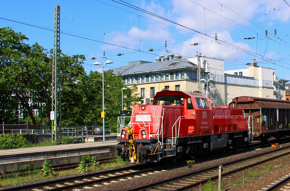DB 261 022-8 dieselt mit einem H-Wagen Zug durch den Bremer Hbf. 11.06.2022