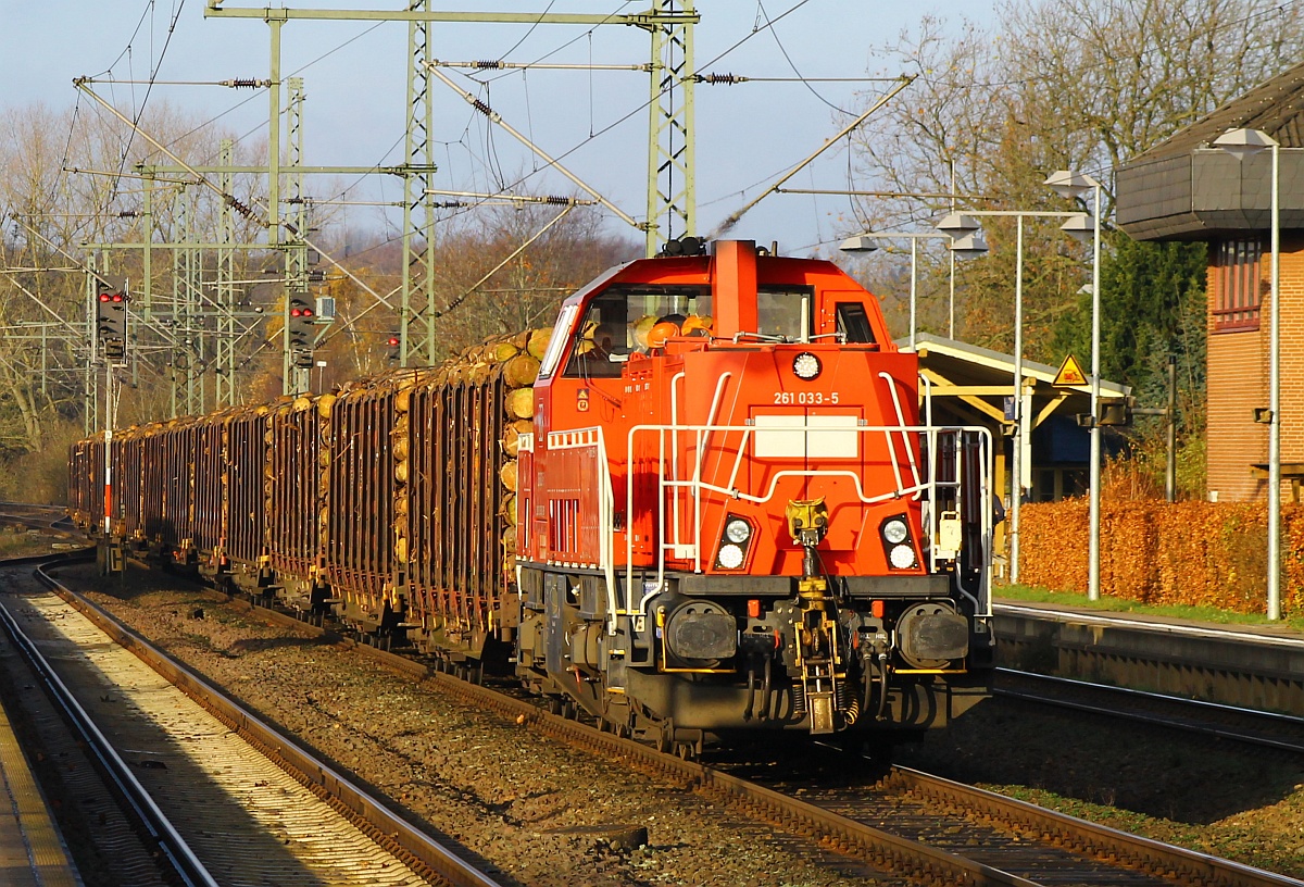 DB 261 033-5 mit Holzzug aus Jübek bei der Durchfahrt in Schleswig. 26.11.2014