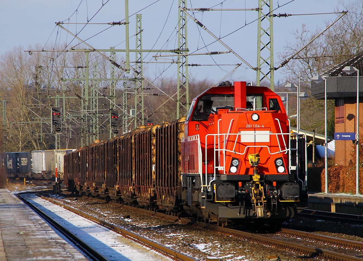 DB 261 104-4(Unt/VTLT/20.03.13)dieselt hier langsam mit dem EK (Einzelwagen-Zubringerzug,Zug zur Kundenbedienung) 53340 am Haken durch Schleswig und wird gleich halten, Grund eine Zugüberholung. 24.01.2014