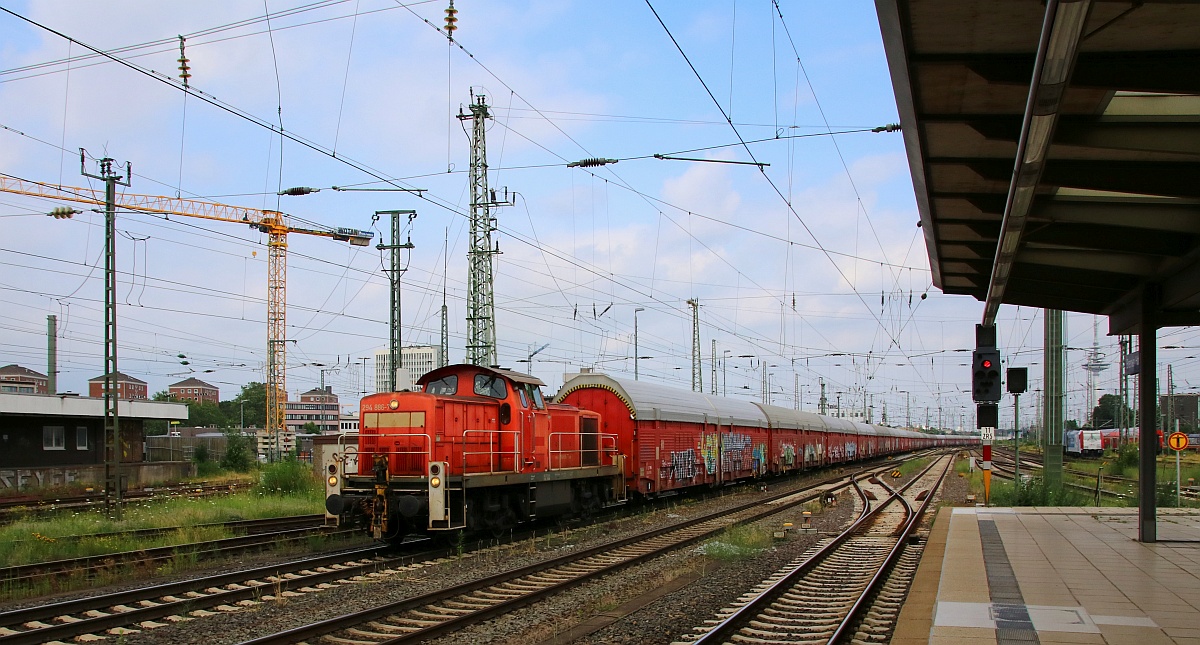 DB 294 886-7, REV/BCS X/25.06.15, Verl/HB/30.06.22 dieselt hier lautstark mit einem Autotransportzug durch Bremen Hbf. 10.07.2021