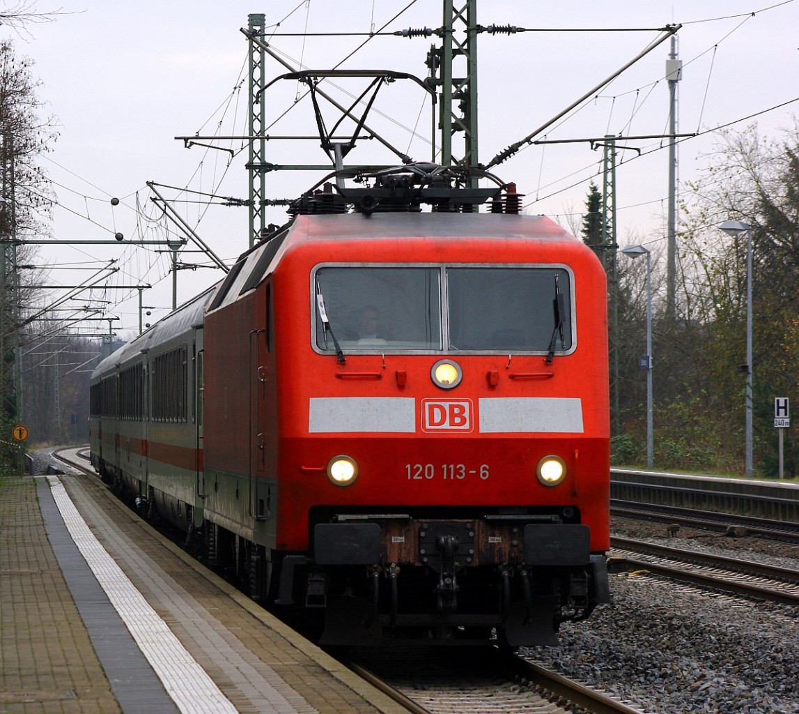 DB 6120 113-6 kommt hier mit dem LPF 78082(HH-Langenfelde - Flensburg)durch Schleswig gefahren, sp�ter wird dieser Zug als IC 1981 nach M�nchen den Norden wieder verlassen. Schleswig 27.11.2015