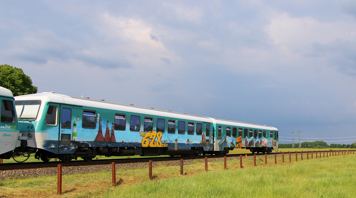 DB 628 201 mit der  bunten Seite  festgehalten am Bü Jyderupweg in Jübek. 25.06.2022